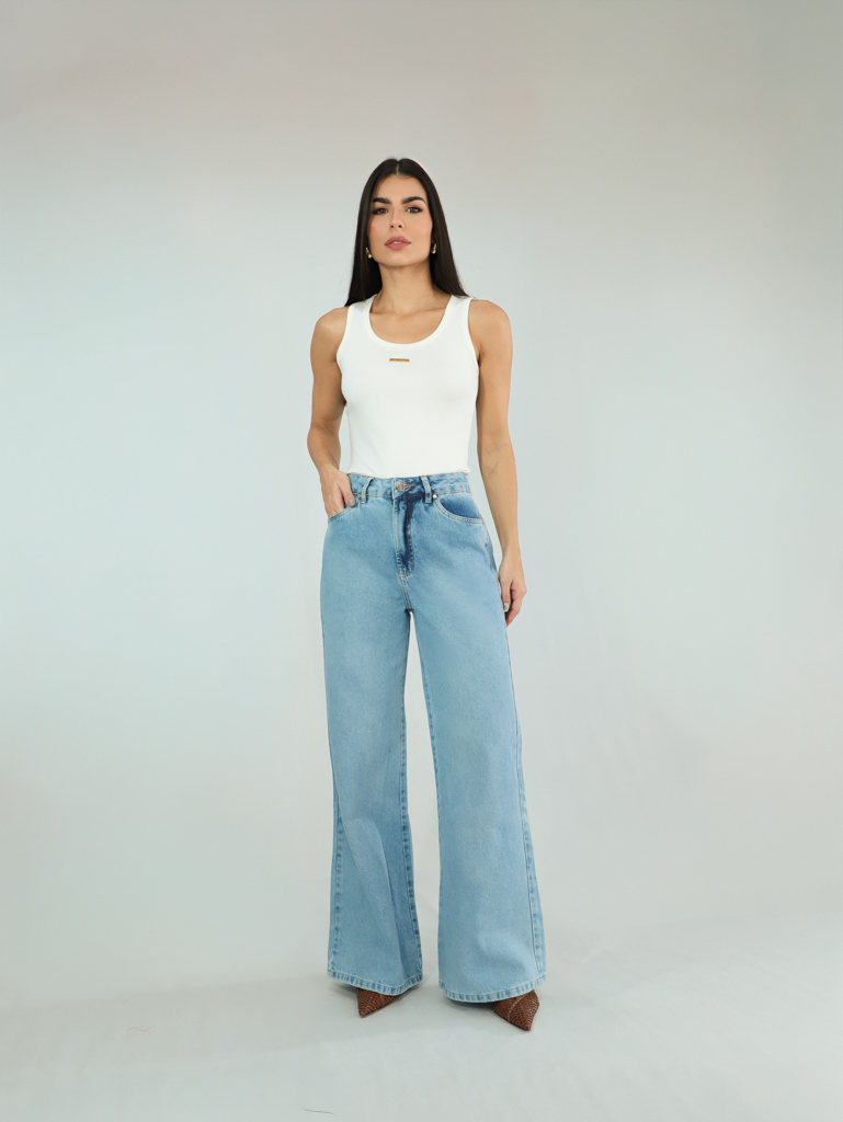Calça wide leg jeans claro e regata